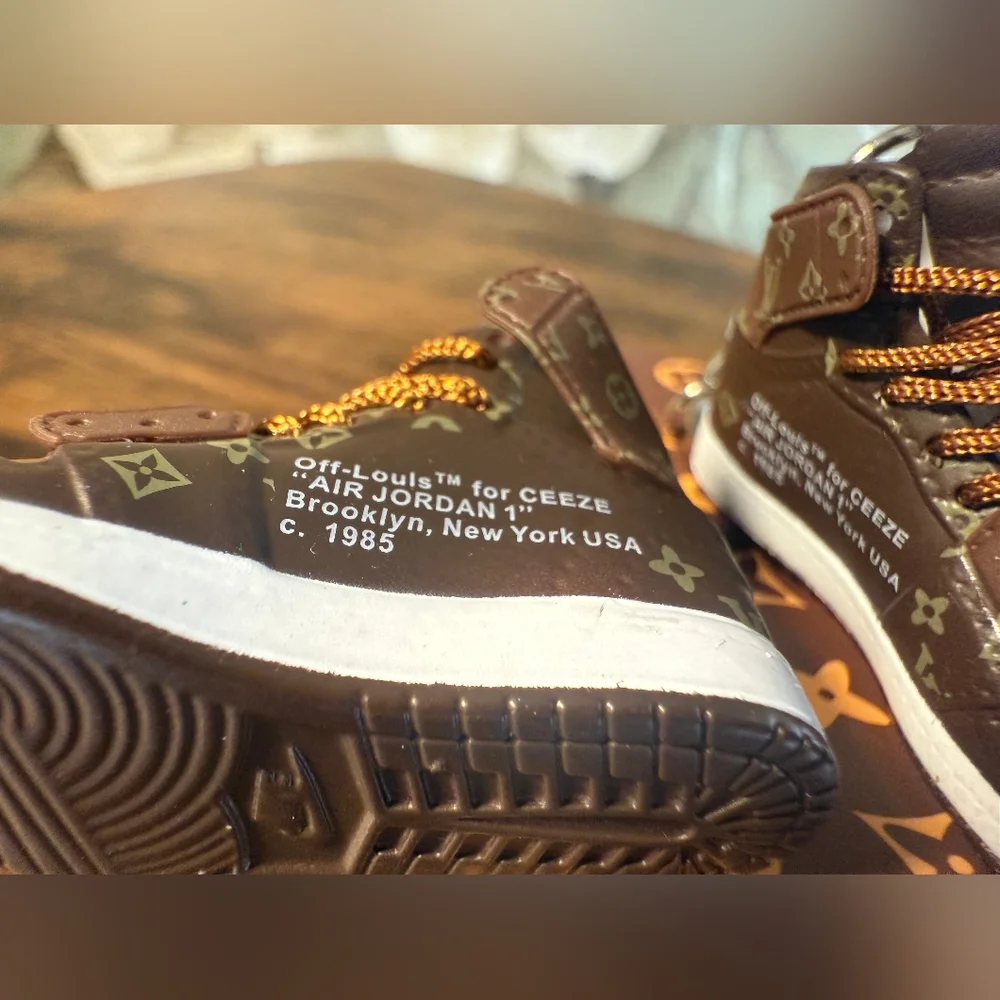 Luxe Inspired High-Top Pair Of Sneaker Keychains With Box! - Picture 4 of 12